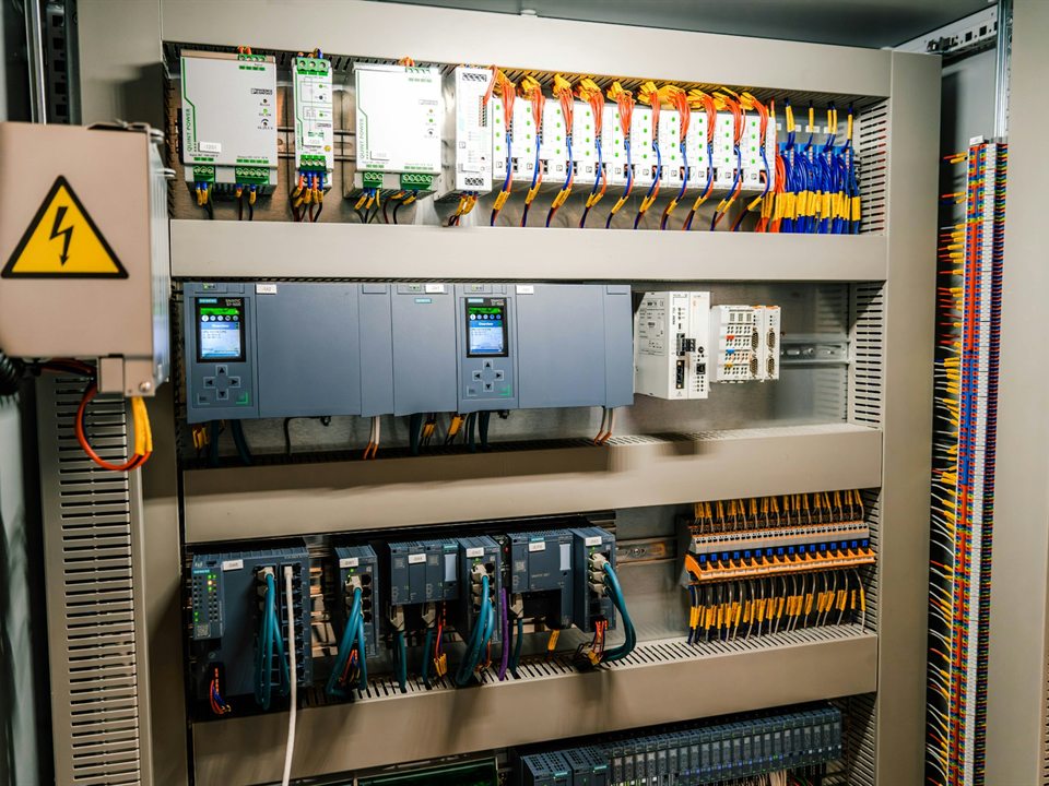 Schakelkast met Siemens S7-1500 PLC's, decentrale I/O en klemmen